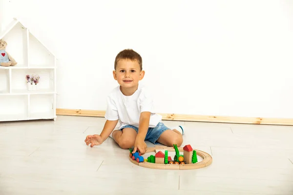 小孩在家里玩室内玩具 — 图库照片