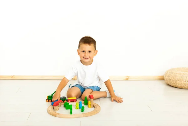Kind Jongen Spelen Met Speelgoed Binnen Thuis — Stockfoto