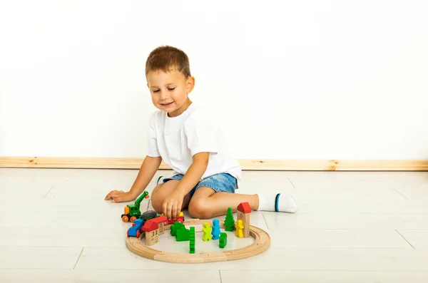 Dziecko Chłopiec Zabawy Zabawkami Wewnątrz Domu — Zdjęcie stockowe