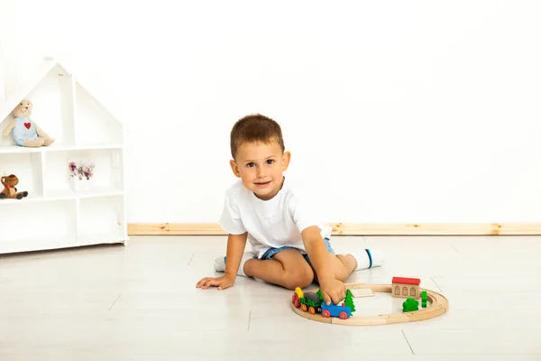 Menino Criança Brincando Com Brinquedos Dentro Casa — Fotografia de Stock