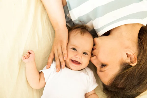 Vue Dessus Une Mère Heureuse Embrassant Bébé Couché Sur Lit — Photo