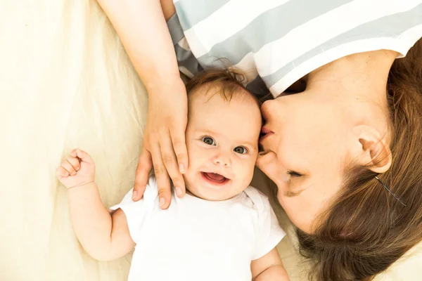 Vue Dessus Une Mère Heureuse Embrassant Bébé Couché Sur Lit — Photo