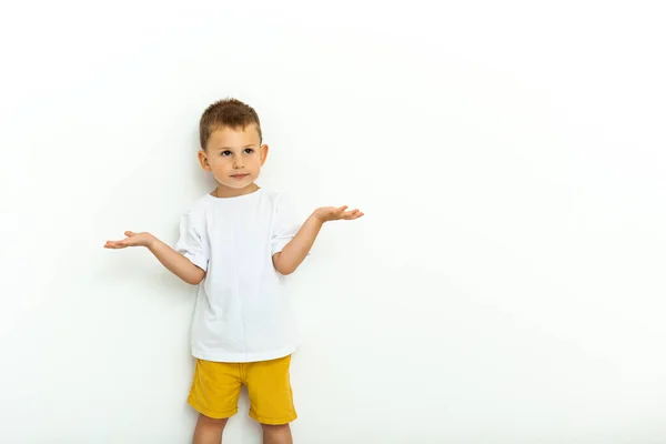 Netter Kleiner Junge Mit Seitlichen Händen Gelben Shorts Und Weißem — Stockfoto