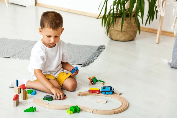 Kind Jongen Spelen Met Speelgoed Binnen Kinderkamer — Stockfoto