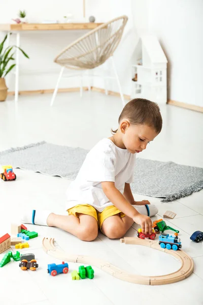 Kind Jongen Spelen Met Speelgoed Binnen Kinderkamer — Stockfoto