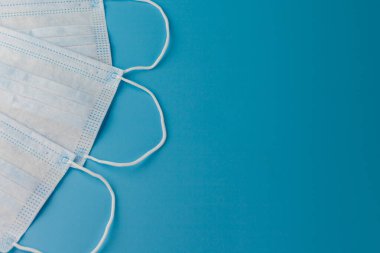 Roman Coronavirus 2019-NCoV. Yazıt Coronavirus 'u durdurun diyor. Orta Doğu Solunum Sendromu Coronavirüsü. Mavi arka planda virüsün korunması maskesi