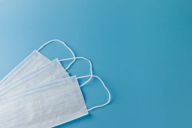 Roman Coronavirus 2019-NCoV. Yazıt Coronavirus 'u durdurun diyor. Orta Doğu Solunum Sendromu Coronavirüsü. Mavi arka planda virüsün korunması maskesi