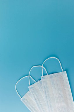 Roman Coronavirus 2019-NCoV. Yazıt Coronavirus 'u durdurun diyor. Orta Doğu Solunum Sendromu Coronavirüsü. Mavi arka planda virüsün korunması maskesi