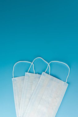 Roman Coronavirus 2019-NCoV. Yazıt Coronavirus 'u durdurun diyor. Orta Doğu Solunum Sendromu Coronavirüsü. Mavi arka planda virüsün korunması maskesi