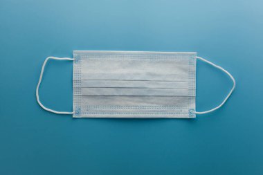 Roman Coronavirus 2019-NCoV. Yazıt Coronavirus 'u durdurun diyor. Orta Doğu Solunum Sendromu Coronavirüsü. Mavi arka planda virüsün korunması maskesi