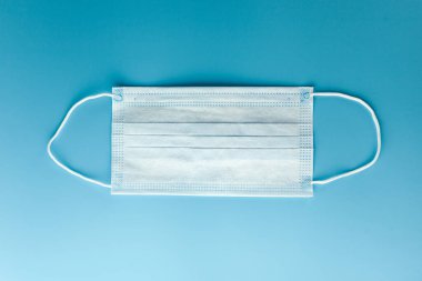 Roman Coronavirus 2019-NCoV. Yazıt Coronavirus 'u durdurun diyor. Orta Doğu Solunum Sendromu Coronavirüsü. Mavi arka planda virüsün korunması maskesi