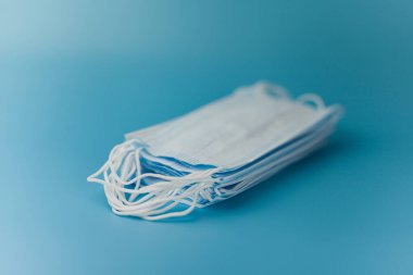 Roman Coronavirus 2019-NCoV. Yazıt Coronavirus 'u durdurun diyor. Orta Doğu Solunum Sendromu Coronavirüsü. Mavi arka planda virüsün korunması maskesi