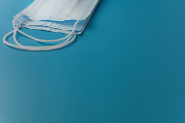 Roman Coronavirus 2019-NCoV. Yazıt Coronavirus 'u durdurun diyor. Orta Doğu Solunum Sendromu Coronavirüsü. Mavi arka planda virüsün korunması maskesi
