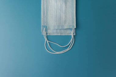 Roman Coronavirus 2019-NCoV. Yazıt Coronavirus 'u durdurun diyor. Orta Doğu Solunum Sendromu Coronavirüsü. Mavi arka planda virüsün korunması maskesi