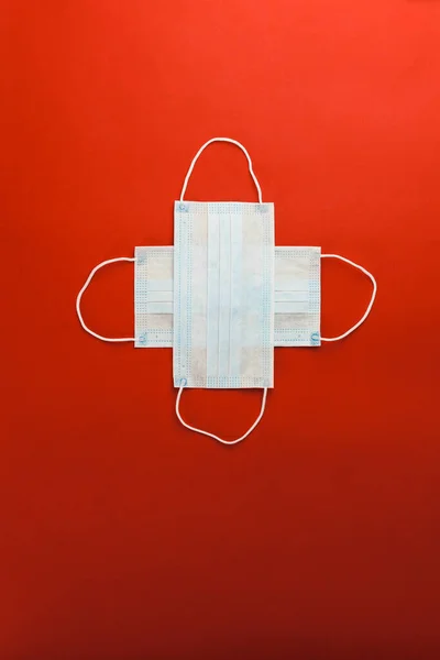 Δύο Αναπνευστικές Ιατρικές Προστατευτικές Μάσκες Βρίσκονται Σχήμα Σταυρού Κόκκινο Φόντο — Φωτογραφία Αρχείου
