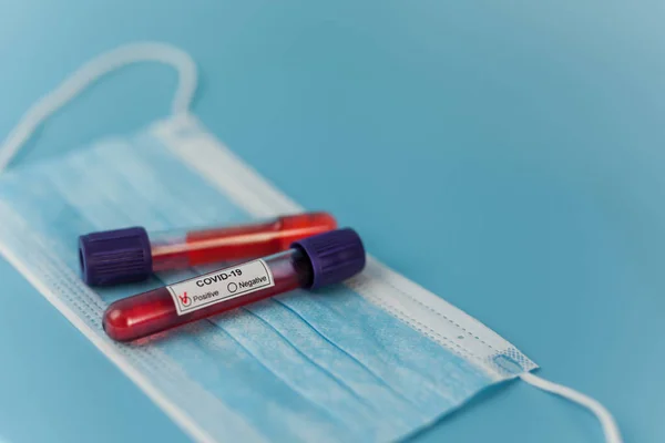 Pozitivní Výsledky Krevních Testů Spočívají Ochranné Masce Pro Nový Rychle — Stock fotografie