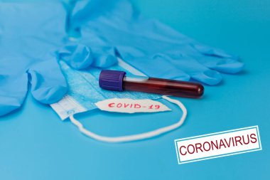 Koruyucu maske, kan örneği tüpü ve mavi arka planda eldivenler. Roman Coronavirus 2019 NCoV. Yazıt Coronavirüs 'ü durdurun..