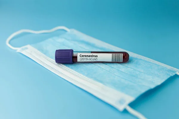 Skyddsmask Blodprovsrör Blå Bakgrund Novel Coronavirus 2019 Ncov Inskriptionen Stoppa — Stockfoto