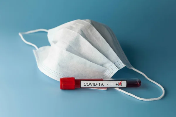 Beschermende Masker Bloedmonster Buis Een Blauwe Achtergrond Nieuw Coronavirus 2019 — Stockfoto