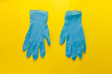 Sarı arka planda koruyucu maske ve eldivenler. Roman Coronavirus 2019-NCoV. Yazıt Coronavirüs 'ü durdurun..