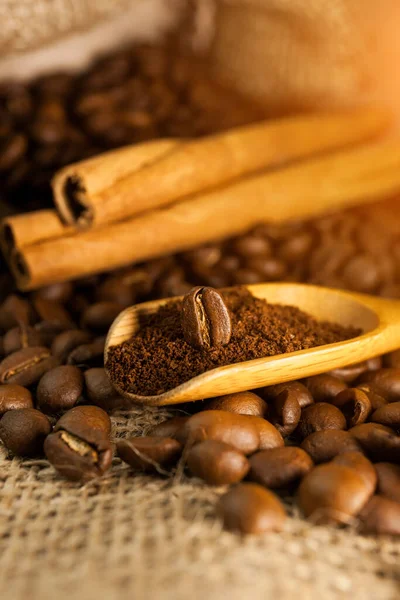 Detailní Záběr Dřevěné Kopečky Mletou Kávou Kávovými Zrny Skořicové Tyčinky — Stock fotografie