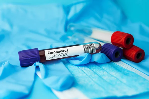 Schutzmaske Blutentnahmeröhrchen Und Handschuhe Auf Blauem Hintergrund Neuartiges Coronavirus 2019 — Stockfoto