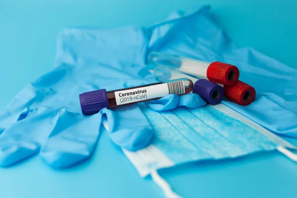 Schutzmaske Blutentnahmeröhrchen Und Handschuhe Auf Blauem Hintergrund Neuartiges Coronavirus 2019 — Stockfoto