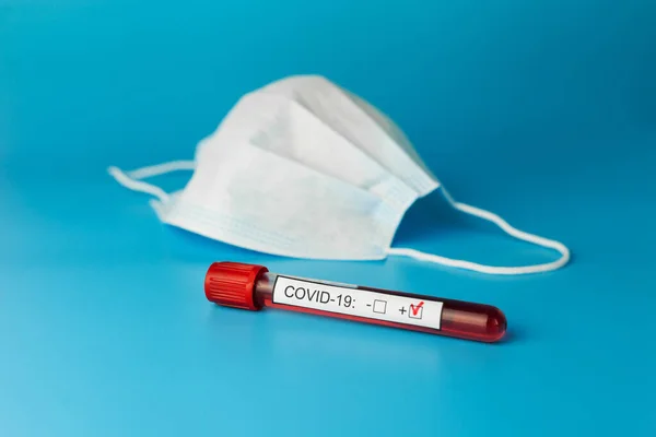Ochranná Maska Vzorek Krve Trubice Modrém Pozadí Novel Coronavirus 2019 — Stock fotografie