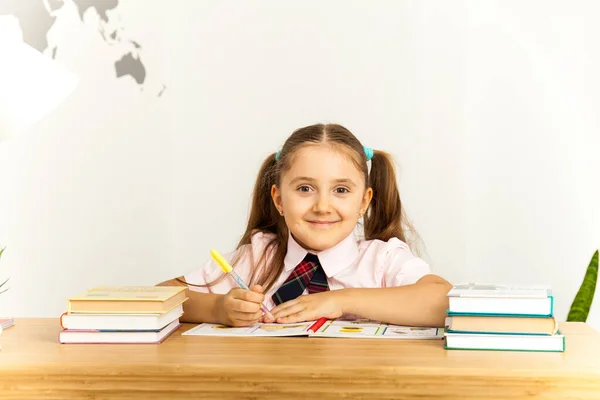 Gelukkige Kleine Meid Met Veel Boek Aan Balie Die Iets — Stockfoto