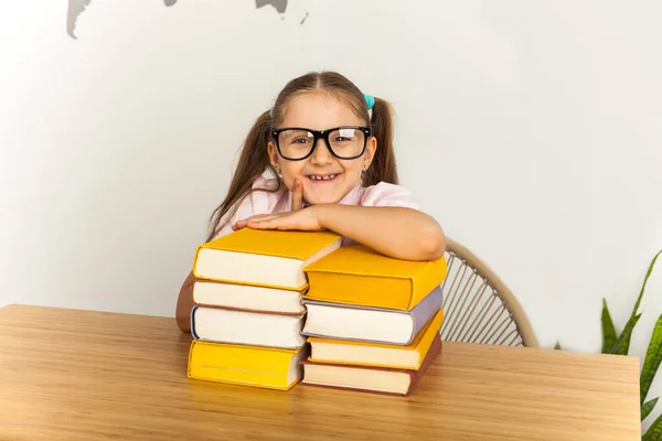 Ευτυχισμένο Κοριτσάκι Πολύ Βιβλίο Στο Γραφείο Απομονωμένα Λευκό Φόντο — Φωτογραφία Αρχείου