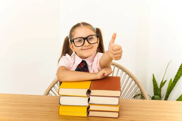 Gelukkige Kleine Meid Met Veel Boek Aan Balie Met Duim — Stockfoto