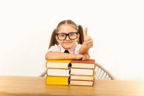 Gelukkige Kleine Meid Met Veel Boek Aan Balie Met Duim — Stockfoto