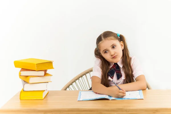 Ragazzina Felice Con Sacco Libri Alla Scrivania Che Scrive Qualcosa — Foto Stock