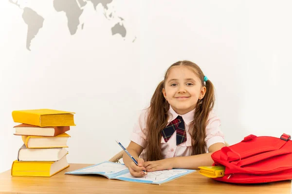 Gelukkige Kleine Meid Met Veel Boek Aan Balie Die Iets — Stockfoto