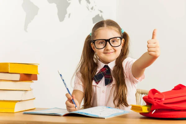 Ευτυχισμένο Κοριτσάκι Γυαλιά Ανοιχτό Σημειωματάριο Και Σχολική Τσάντα Στο Γραφείο — Φωτογραφία Αρχείου