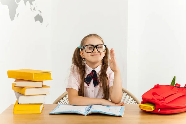 Gelukkige Kleine Meisje Student Met Bril Met Open Notitieboekje Trekt — Stockfoto