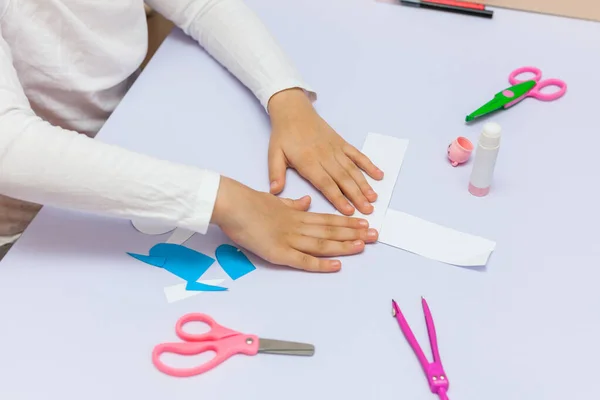 子供は紙を応用した 子供のための簡単で楽しい工芸品 引き裂かれた紙のコラージュ 小学生の検疫活動 — ストック写真