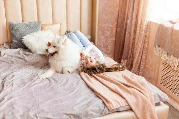 Sonriente Juguetona Linda Niña Abrazando Gran Blanco Esponjoso Perro Samoyed — Foto de Stock