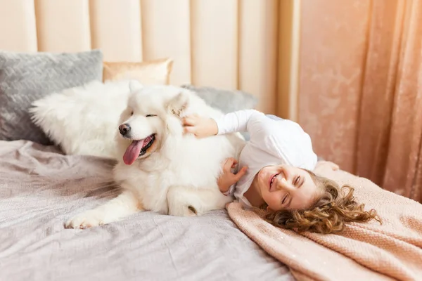 Sonriente Juguetona Linda Niña Abrazando Gran Blanco Esponjoso Perro Samoyed — Foto de Stock