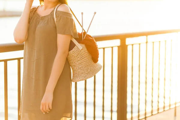 Nehir Kıyısında Genç Bir Kadın Bir Yaz Günü Bir Çantada — Stok fotoğraf