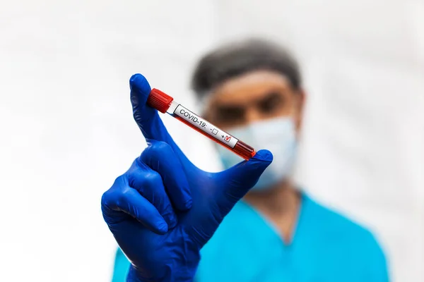 Labortechniker Maske Hält Blutprobenröhrchen Für Coronavirus Test Covid Test — Stockfoto