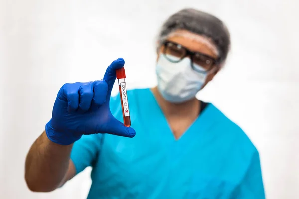 Laboratorio Tecnico Tenuta Maschera Tubo Campione Sangue Test Del Virus — Foto Stock