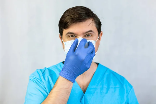 医師は コロナウイルスに対する保護顔マスクを身に着けて — ストック写真
