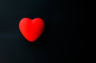 Siyah kadife arka planda tek kırmızı alçıtaşı kalp