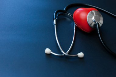 Üst Düzey Aksesuar Düzlüğü doktor, sağlık ve tıbbi geçmiş konsepti için temel öğeler. Kırmızı kalp ve steteskop mavi arka planda fotokopi uzayı ile. Kalp kontrolü konsepti sağlık hizmetleri