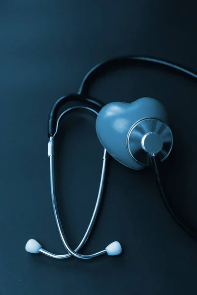 アクセサリーヘルスケアと医療の背景コンセプトのトップビュー画像 フラットは医者のための不可欠なアイテムを置く ハートチェックコンセプトヘルスケア ブルートーンの色補正 — ストック写真
