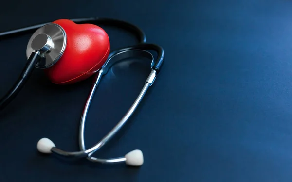 トップビュー医師 医療の背景の概念のためのアクセサリーの不可欠なアイテムのフラットレイアウト コピースペースと青の背景に赤いハートと聴診器 ハートチェックのコンセプト ヘルスケア — ストック写真
