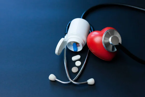 Rotes Spielzeugherz Pillen Und Stethoskop Auf Dunkelblau Gesundheitswesen Medizin Kardiologie — Stockfoto