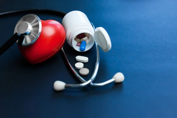 Coração Brinquedo Vermelho Jarra Pílulas Estetoscópio Azul Escuro Cuidados Saúde — Fotografia de Stock