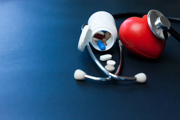 Cuore Giocattolo Rosso Vaso Pillole Stetoscopio Blu Scuro Concetto Sanità — Foto Stock